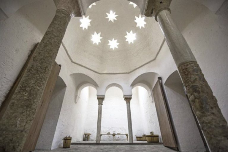 Lee más sobre el artículo Música que hace época en los baños del Almirante